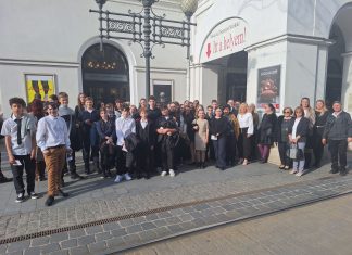 …És valóban: „Színház az egész világ…!”